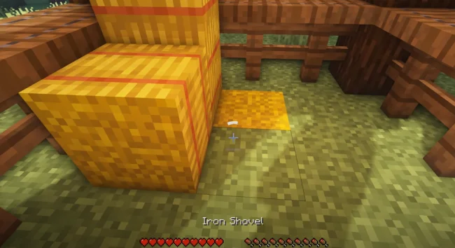 Предметы внутри конюшни из мода Small horse stable